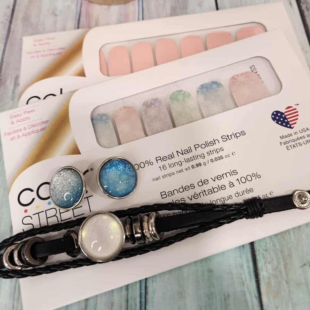 Color Street Snowflake Press On Nail Design
